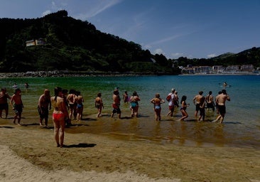 Mantas raya sorprenden a los bañistas en Saturraran