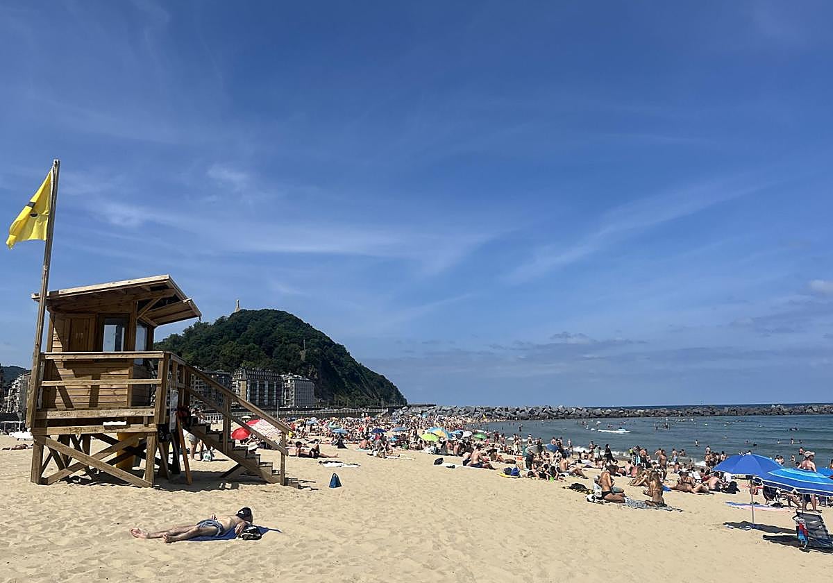 Imagen de este domingo por la mañana en la playa de Zurriola.