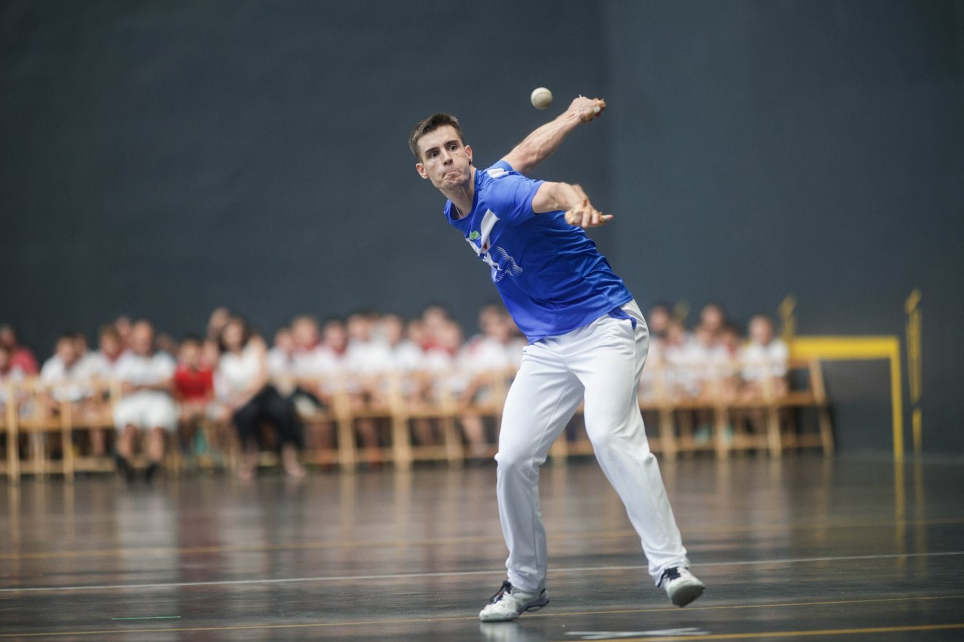 Martxel Iztueta maravilla en el frontón Eztegara de Bera con una actuación de zaguero de postín.