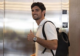 Guedes posa sonriente ayer en el hotel Costa Vasca