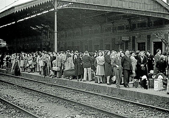 La estación del Norte, atestada de viajeros en espera del tren.