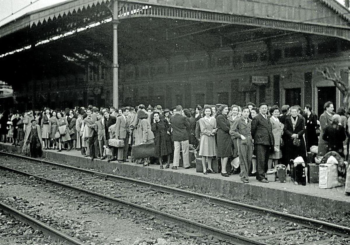 La estación del Norte, atestada de viajeros en espera del tren.