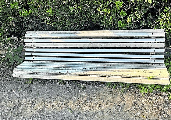 Denuncia Maite: «Estado de abandono total en los bancos y sus alrededores en Ondarreta, ya que no existe mantenimiento. Los bancos son comidos por los arbustos y por el paso del tiempo… Al igual que los preciosos tamarices. Una vergüenza. Estamos en pleno verano y todo luce así de bonito en una de nuestra playas».