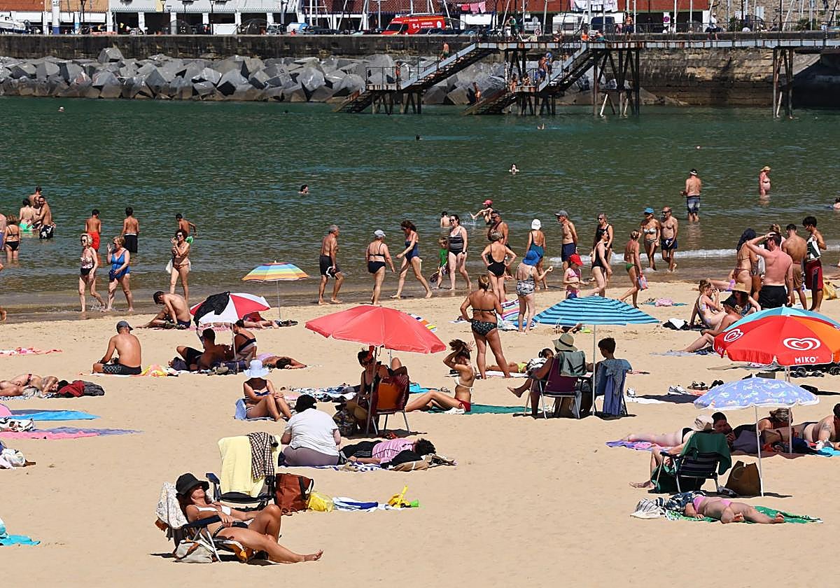 La playa fue un lugar ideal para refrescarse y combatir el calor.