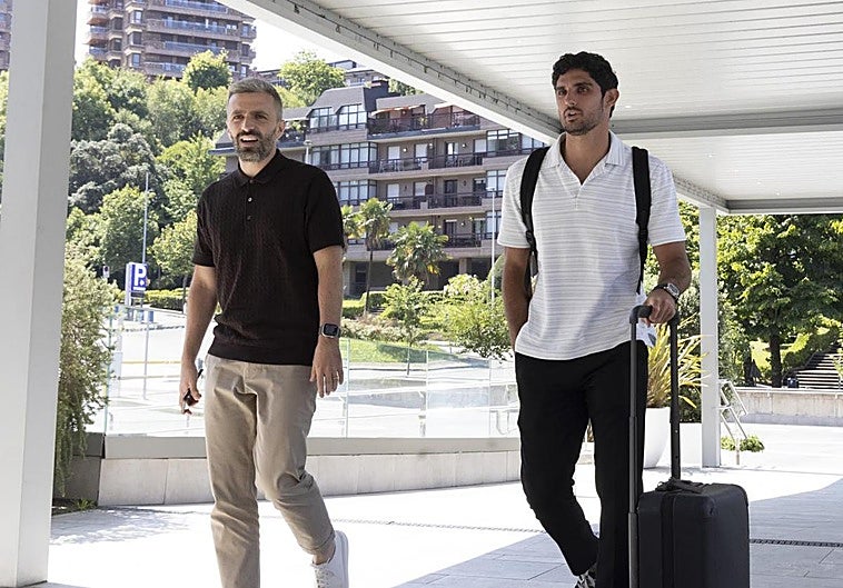 Guedes ha llegado al hotel Costa Vasca de Donostia acompañado por Erik Bretos