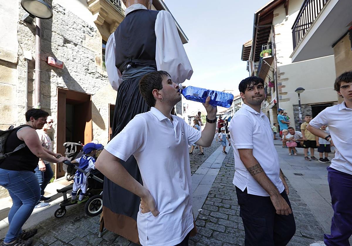 Hidratarse frecuentemente es fundamental para combatir el calor