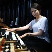 Shin-Young Lee, este lunes ante el órgano de Santa María, tocará este martes en el Buen Pastor.