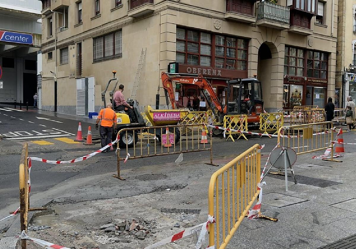 Las obras de la acera de Bidebarrieta se van a desarrollar a lo largo del mes de agosto con objeto de llevar a cabo la transformación del centro urbano.