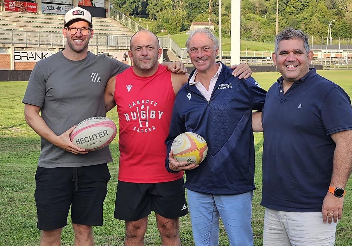 Mikel Larrañaga, presidente del Zarautz Rugby Taldea, Facundo Orive, entrenador de los delanteros, Francois Meyrans, nuevo entrenador, e Iñaki Zaldua, presidente del Bera Bera Rugby.