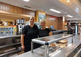 Mariam y Laura posan en la recién inaugurada cafetería.