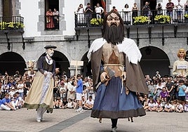 Un momento del concurso de baile de los gigantes.