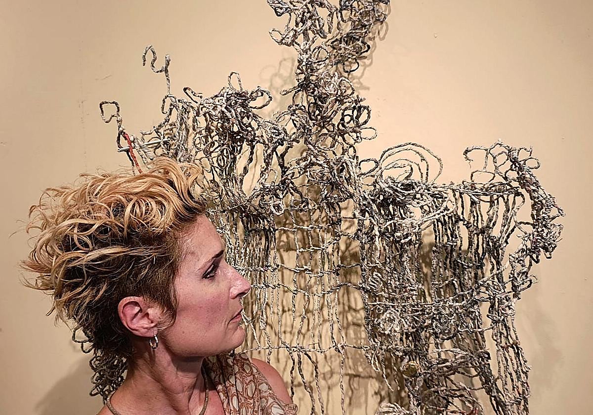 La artista donostiarra Helena Elbusto ante una de sus obras que presentan en Torre Luzea.