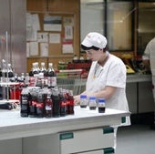 Una trabajadora analiza diferentes muestras de Coca-Cola en el laboratorio que la multinacional tiene en Galdakao.