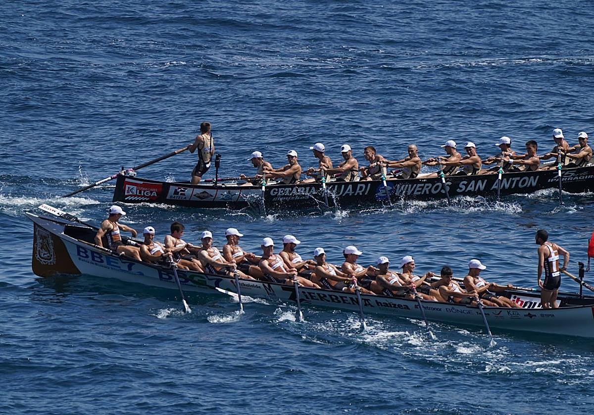 Getaria y Zierbena aparecen en plena remada en la Ikurriña El Correo disputada el domingo pasado en Lekeitio.