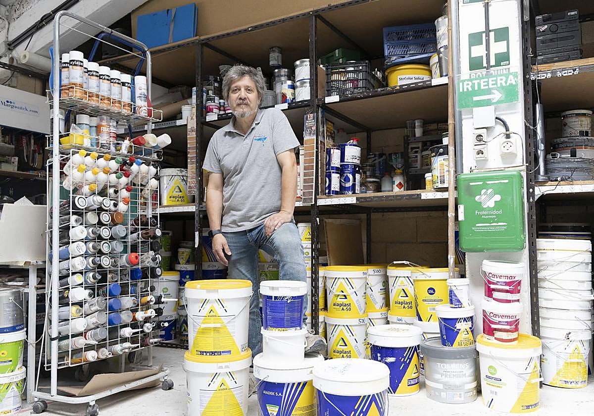 Josu Dacosta, en su taller de pintura del Polígono 27 de Martutene.