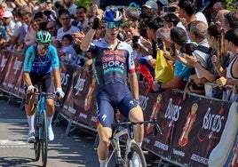 Roger Adrià gana en el Castillo de Burgos y Del Toro y Ciccone se van al suelo en el sprint