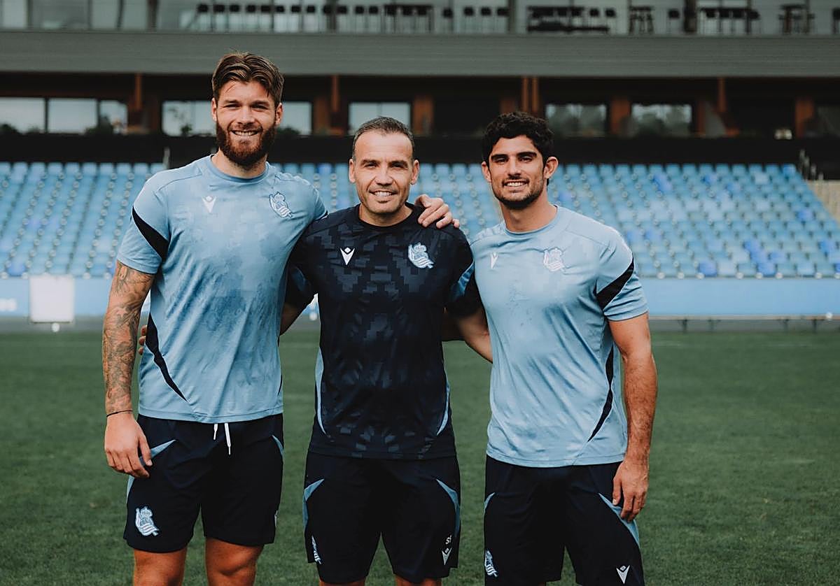Caleta-Car y Guedes posan junto a Sergio Francisco en Zubieta