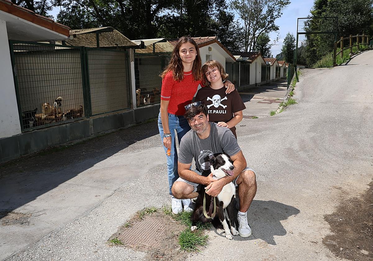 La familia Landa de Zarautz posa con 'Bizkor' en las instalaciones de la protectora de animales de Gipuzkoa.