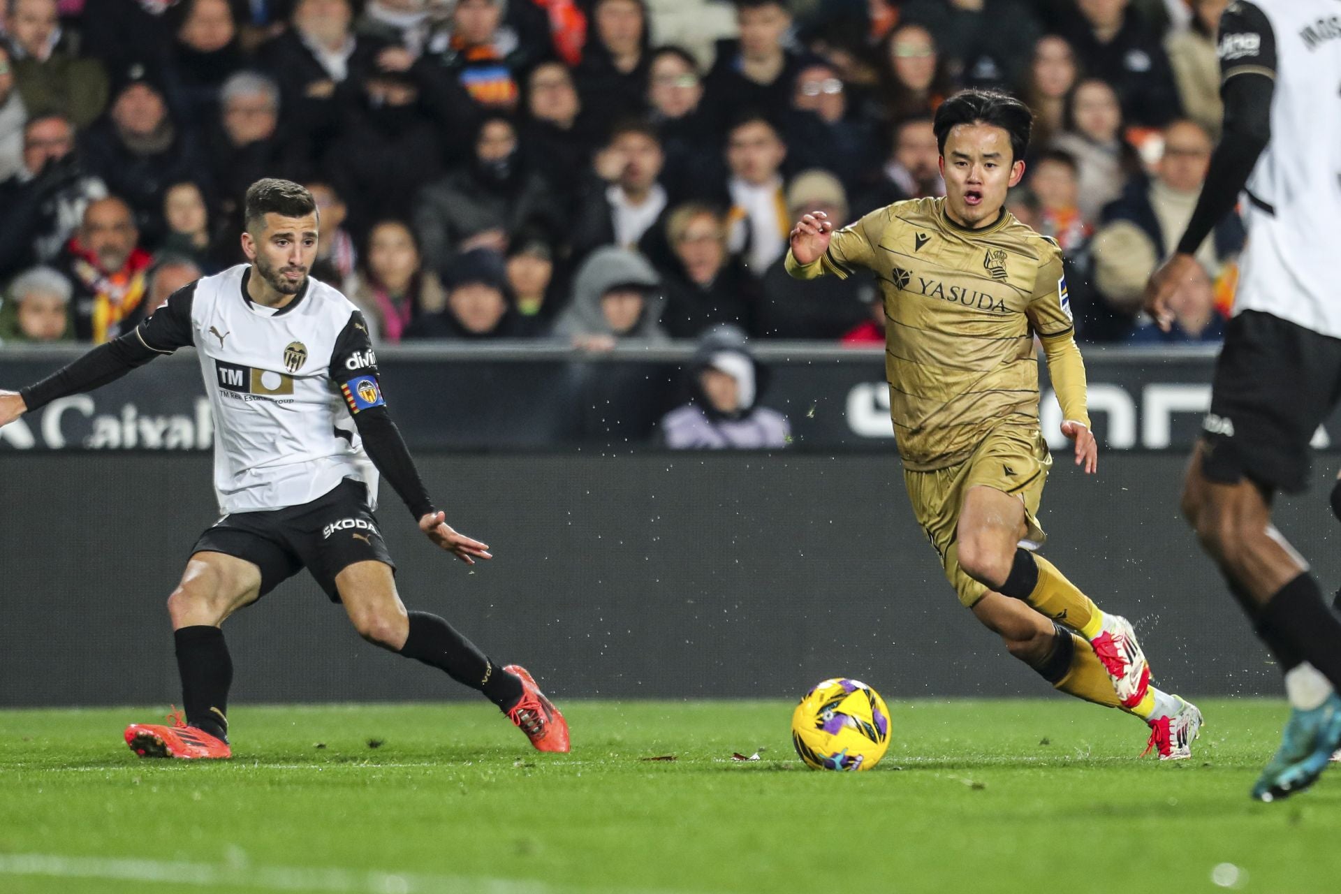 Kubo disputa un balón con Gaya, en el enfrentamiento entre ambos conjuntos la temporada pasada