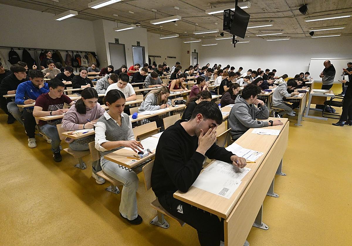 Alumnos se enfrentan a la prueba de la selectividad en un centro donostiarra.
