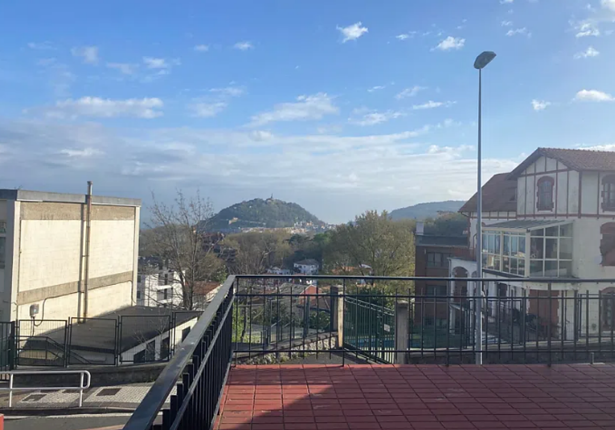 Vistas desde una de las terrazas de la casa puesta a la venta pese a estar okupada.