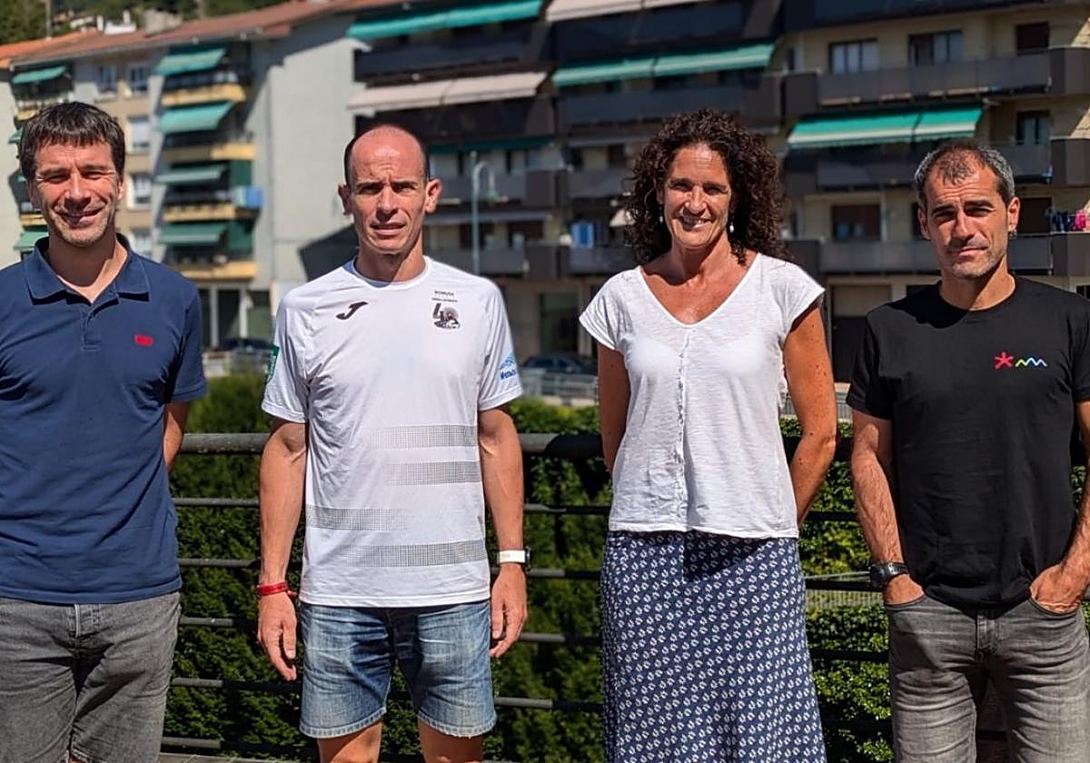 El edil de Medio Ambiente junto a los representantes de los tres centros educativos de Azpeitia.