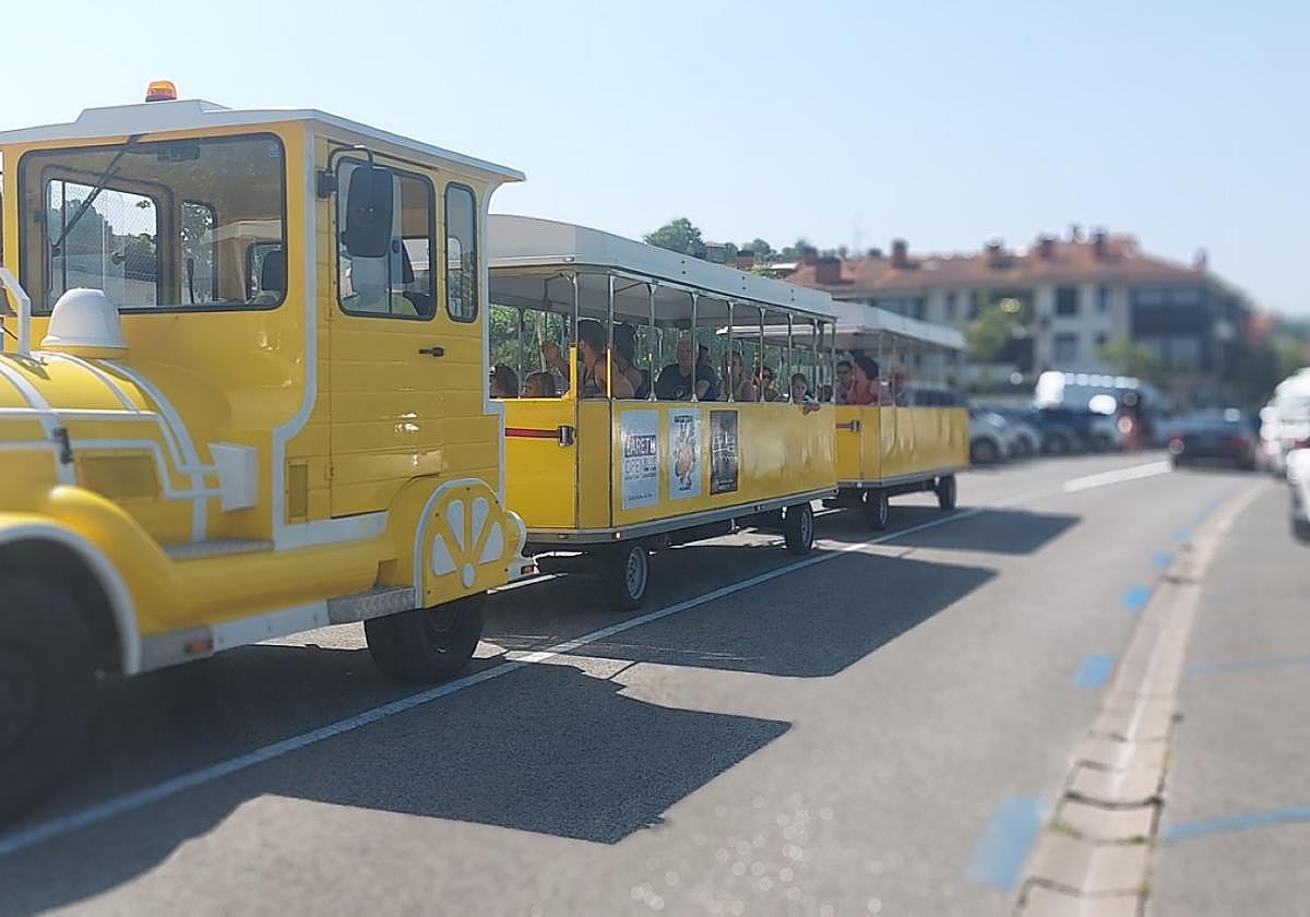 Mucha gente utiliza el servicio del tren txu-txu para acercarse a la playa y volver al centro.