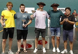 El urnietarra Ander Goikoetxea con la txapela de campeón en el frontón de Zarautz.