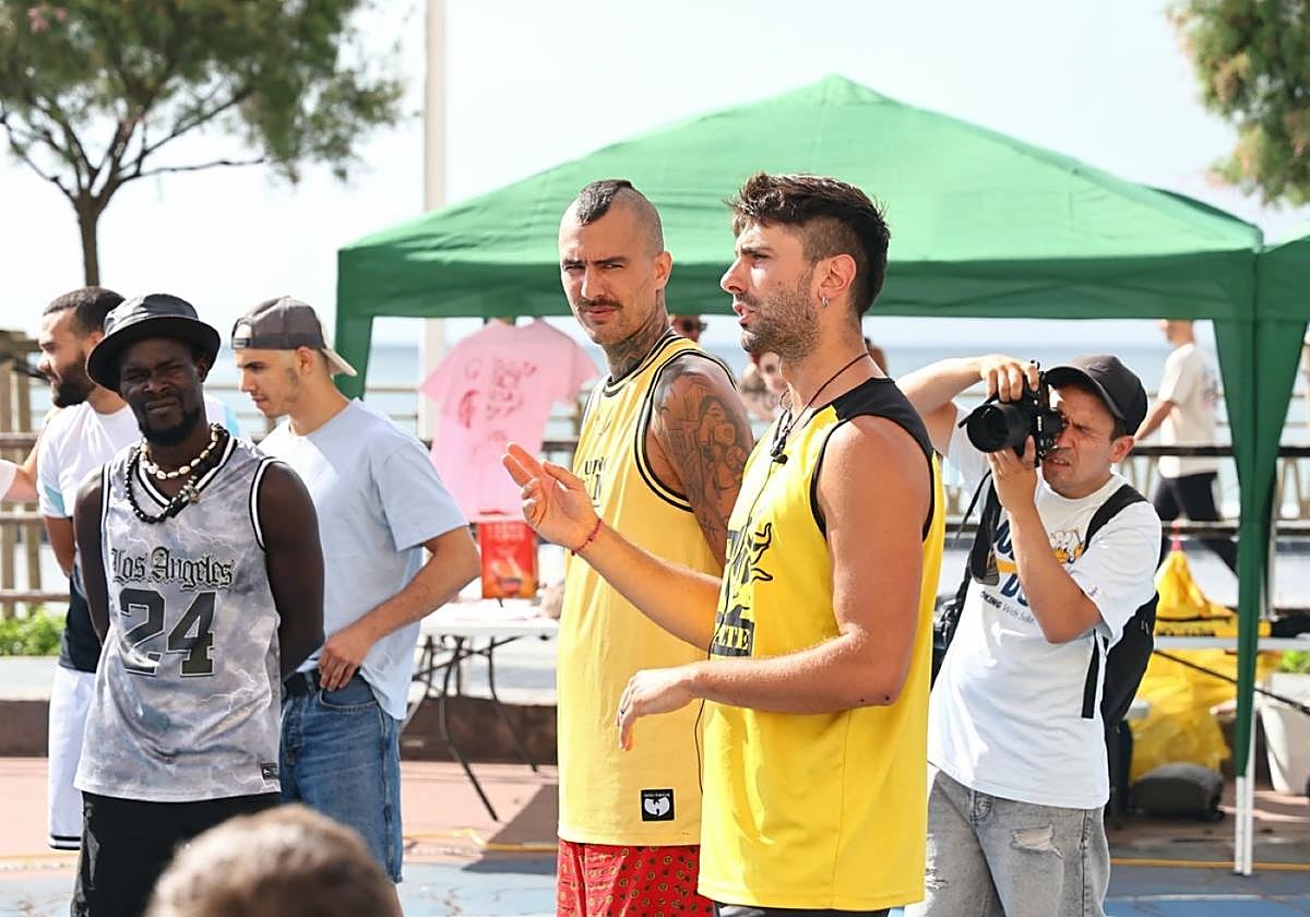 Vito y Ramuntxo, disfrutando del baloncesto callejero, inclusivo, autogestionado en la jaula de Sagüés.