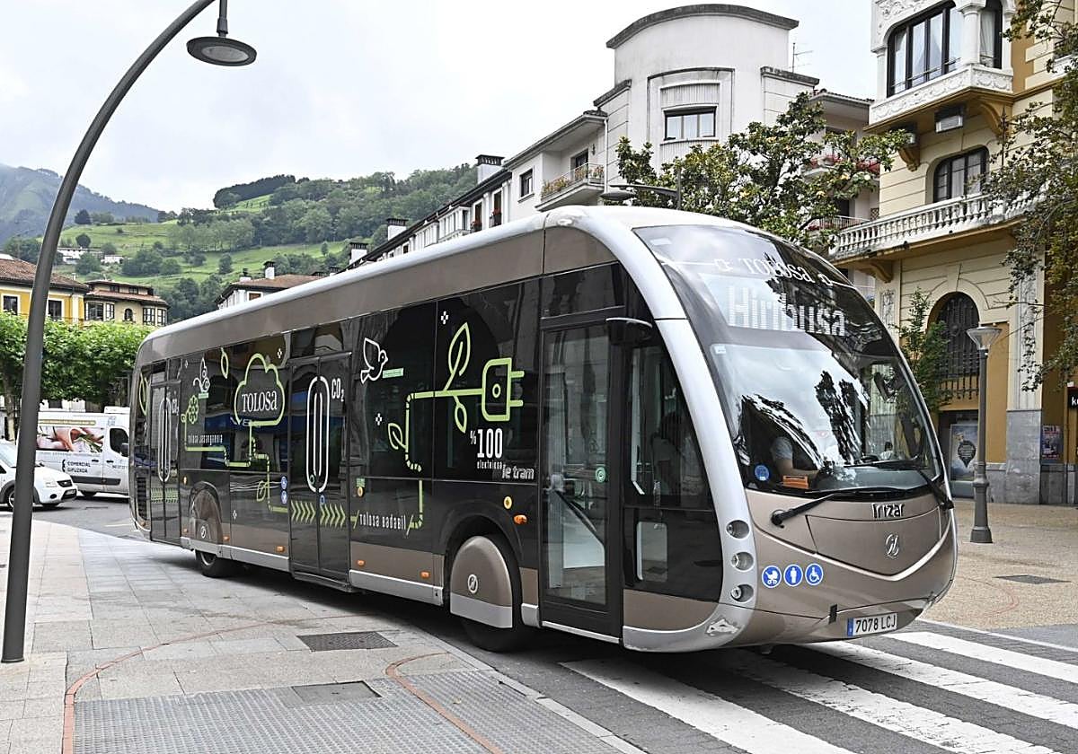 El autobús urbano de Tolosa Hiribus a su paso por el paseo San Francisco, que verá su servicio modificado desde septiembre.