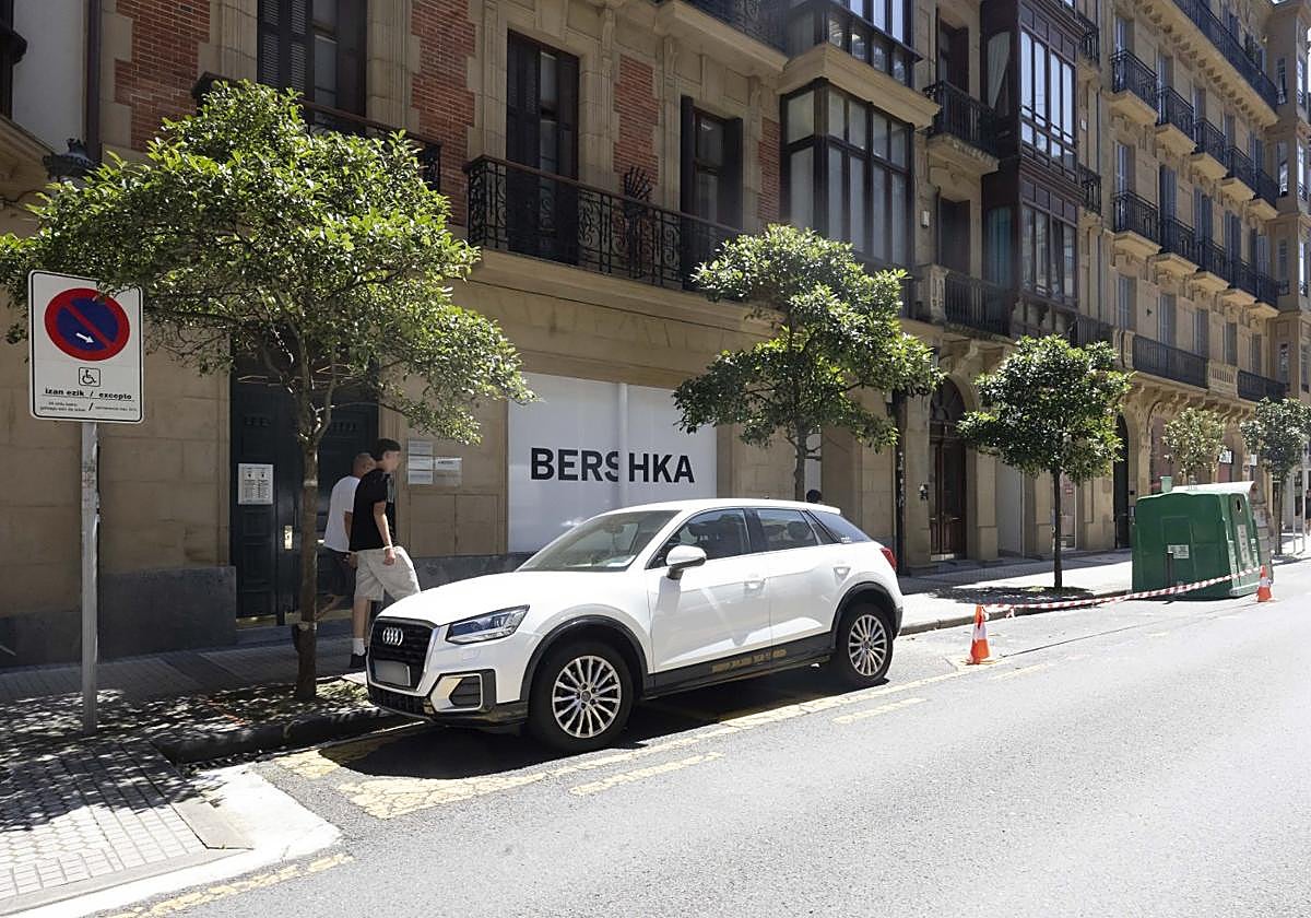 Un vehículo con tarjeta europea de estacionamiento para personas con discapacidad, en una plaza reservada de la calle Fuenterrabía.