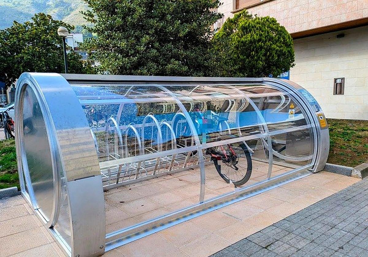 Aparcamiento cerrado para bicis.
