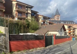 Villa en el barrio de El Antiguo de San Sebastián, junto al Seminario, okupada y a la venta por 690.000 euros.