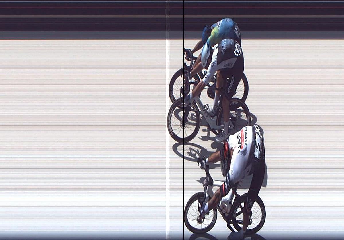 Photo finish de la segunda etapa de la Vuelta a Burgos, con Moschetti en el medio.