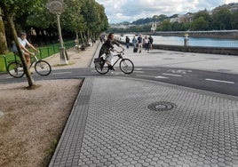 Señala Ignacio: «El cruce del bidegorri del paseo de Francia con la acera junto al puente de Santa Catalina es tan conflictivo como peligroso. Quienes van en bici ni se plantean reducir su velocidad y mucho menos frenar cuando pasa un peatón. Estaría bien colocar en el suelo del carril bici reductores y bandas para frenar a los despistados e incivilizados».