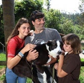 La familia Landa de Zarautz posa con 'Bizkor' en las instalaciones de la protectora de animales de Gipuzkoa.