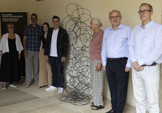 Soto, Goia, Belaunzaran, Jaca, Bernardo, García Gogorro y Alfaya posan con la creación de Zugasti en el claustro de San Telmo, este miércoles en San Telmo.
