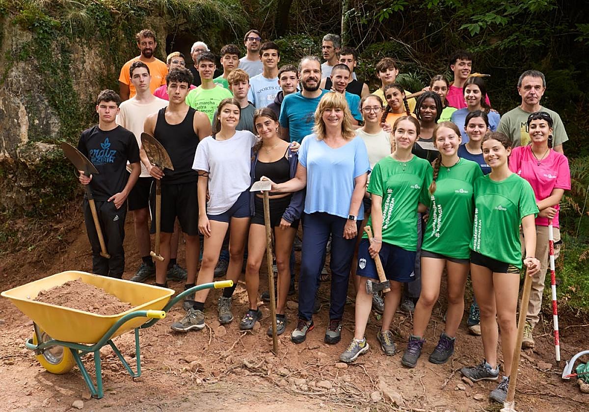 Ollo, Burgaleta (INJ), Gastón (Memoria), y Elexpuru (alcalde de Bera) con los jóvenes.