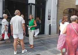 Una voluntaria solicitando ayuda este pasado fin de semana en las calles del centro de Zarautz.