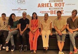 Representantes municipales y de grupos locales, durante la presentación del festival en la nueva sala del CBA .
