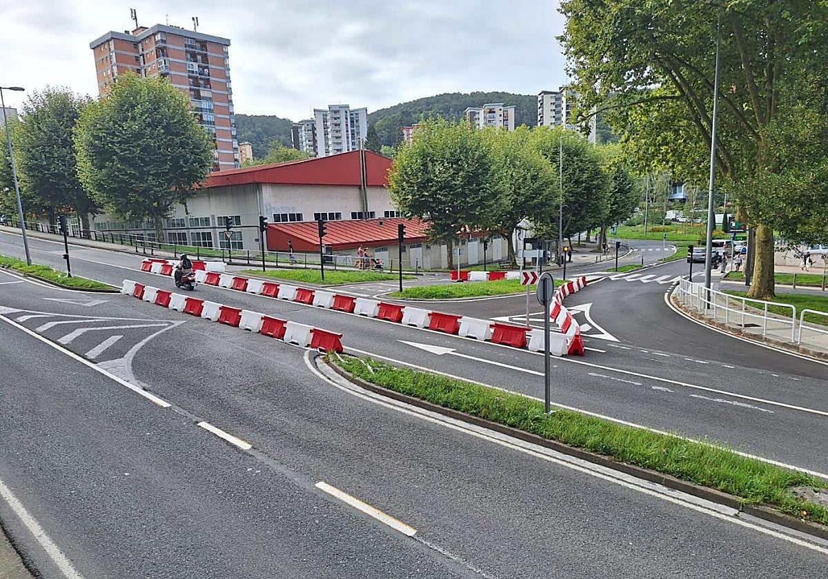 Situación actual de los accesos a Bidebieta, con la mediana cortada impidiendo los giros a la izquierda para entrar y salir del barrio.