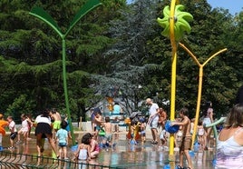 Un grupo de niños juegan en un parque de agua en Lasarte-Oria