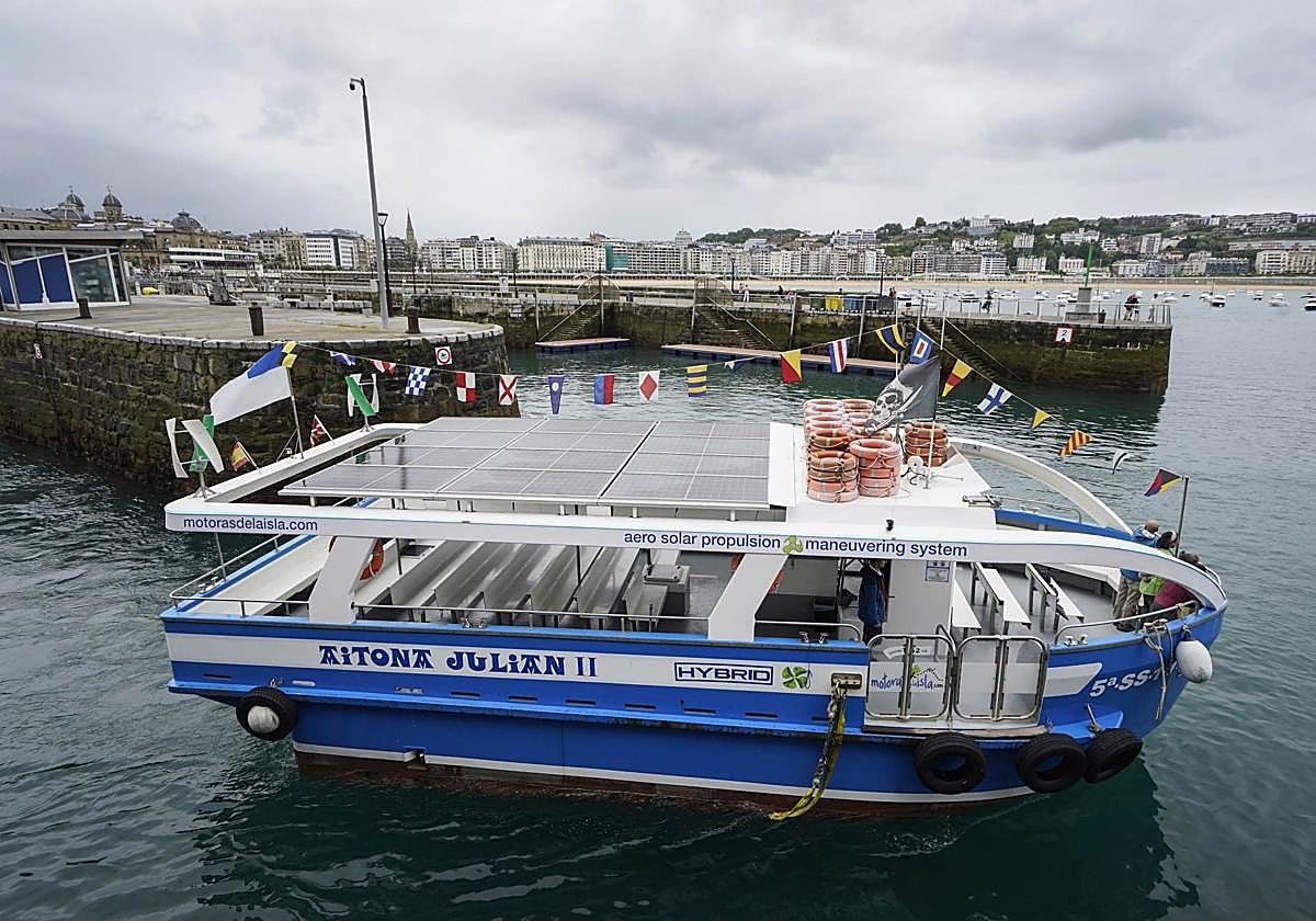 Aitona Julián II, barco eléctrico con paneles solres y molinos.