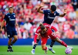 Adu Ares pelea por un balón en el último amistoso ante el Liverpool