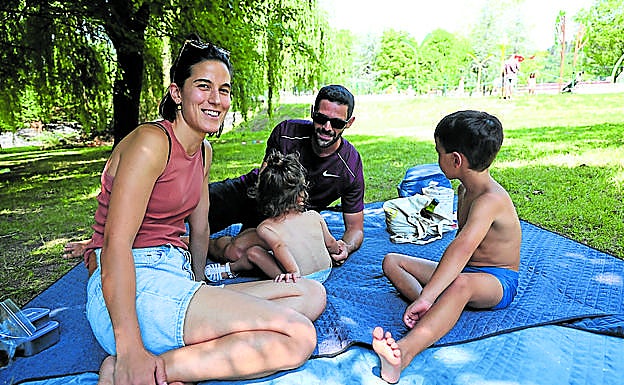 Markel disfruta junto a sus hijos y su mujer en el césped.