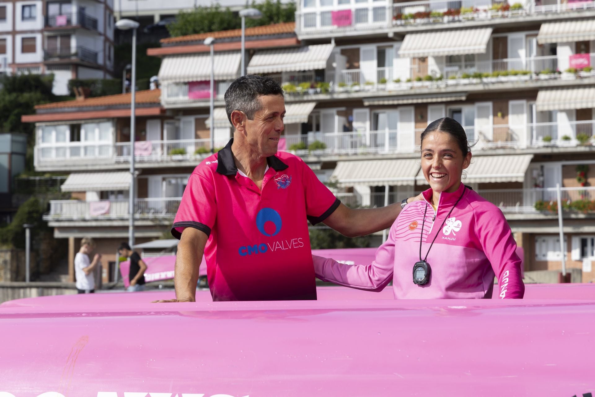 Anartz Gereño, el técnico de San Juan, posa junto a la patrona Laida Valderrama.