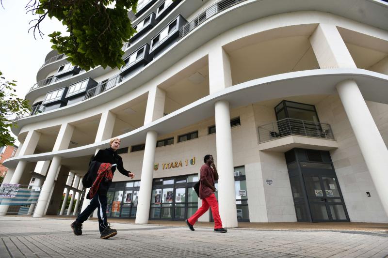 Dos personas pasean por las inmediaciones del centro Txara I.