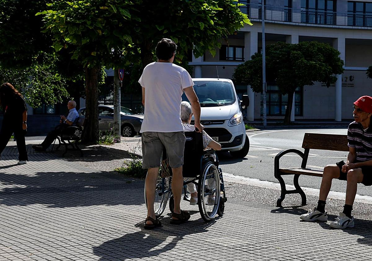 Un usuario pasea junto con un familiar en las inmediaciones de la resdeincia Txara I.