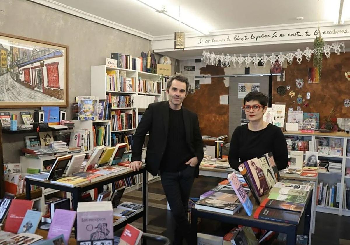 Juan Manuel Uria y Sihara Nuño en la librería Noski!.
