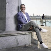 Eneko Goia, sentado en el Muelle con la bahía al fondo.
